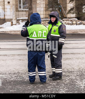 Samara, Russland - 18. Februar 2018: die russische Polizei Patrouille des Staates Automobil Generalinspektion Verkehr auf Straße der Stadt regulieren Stockfoto