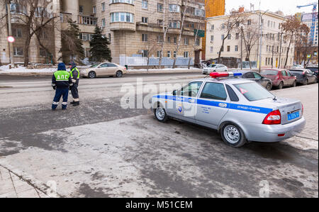 Samara, Russland - 18. Februar 2018: die russische Polizei Streifenwagen des Staates Automobil Inspektorat auf der Straße im Winter Tag Stockfoto