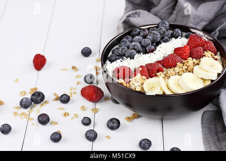 Frühstück Buddha Schüssel mit Chia pudding gefüllt, zuckerfrei Kokos, hausgemachtes Müsli, frische Heidelbeeren, Himbeeren oder Bananen. Extrem flache Dept Stockfoto