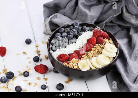 Frühstück Buddha Schüssel mit Chia pudding gefüllt, zuckerfrei Kokos, hausgemachtes Müsli, frische Heidelbeeren, Himbeeren oder Bananen. Extrem flache Dept Stockfoto