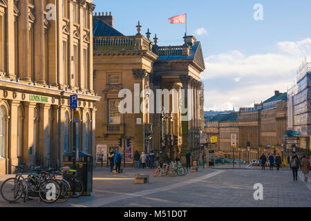 Newcastle upon Tyne, Blick auf die neoklassische Architektur in Grey Street im Stadtzentrum von Newcastle, Tyne und Wear, England Stockfoto