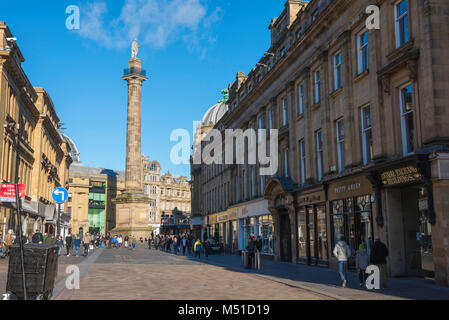 Newcastle upon Tyne GROSSBRITANNIEN, Blick entlang Grainger Street in Richtung Gray's Denkmal im Stadtzentrum von Newcastle, Tyne und Wear, England Stockfoto