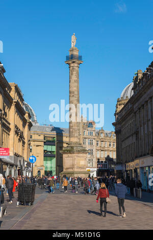 Newcastle upon Tyne GROSSBRITANNIEN, Blick entlang Grainger Street in Richtung Gray's Denkmal im Stadtzentrum von Newcastle, Tyne und Wear, England Stockfoto