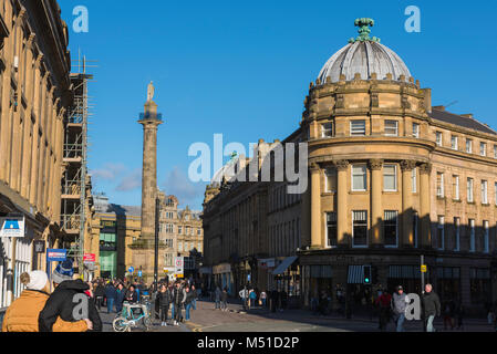 Newcastle upon Tyne, Blick entlang Grainger Street in Richtung Gray's Denkmal im Stadtzentrum von Newcastle, Tyne und Wear, England, Großbritannien Stockfoto