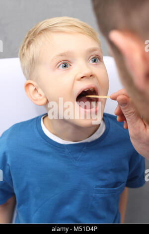 Kranken Kind zum Arzt. Der Kinderarzt untersucht das Kind. Stockfoto