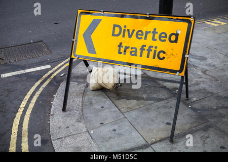 Der Verkehr umgeleitet. Gelbe Schild steht an der Straße von London City Stockfoto