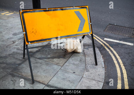 Leere gelbe Schild steht auf der Straße der großen Stadt Stockfoto