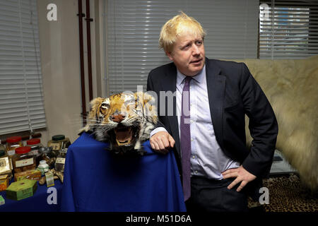 Außenminister Boris Johnson neben einem Beschlagnahmten Tigerfell Teppich bei seinem Besuch in einem Metropolitan Police Wildlife Crime Unit Werk im Süden Londons, mehr über die Arbeit, die sie international zu den illegalen Handel mit wildlebenden Tier- und Pflanzenarten (IWT) als Teil einer Reihe von geplanten Aktivitäten das Bewusstsein, die sie im Vorfeld der illegale Handel mit wildlebenden Tier- und Pflanzenarten Konferenz das Außenministerium zu heben Meistern zu lernen, sind Hosting später dieses Jahr. Stockfoto