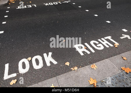 Vorsicht signalisieren für Fußgänger zeigt Richtung Verkehrsteilnehmer in London Stockfoto