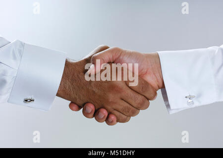 Saudi-arabischen Geschäftsleuten Hände schütteln, die Vereinbarung und einladende Closeup Stockfoto