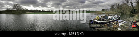 Aufgegeben und versunkene live an Bord der Boote bei geldeston Fluss Waveney norfolk England England Stockfoto