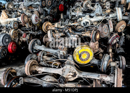 Verwendet und alte Auto Radsatzwelle im Papierkorb garage für Verkauf Foto mit niedriger Beleuchtung und Schatten. Stockfoto