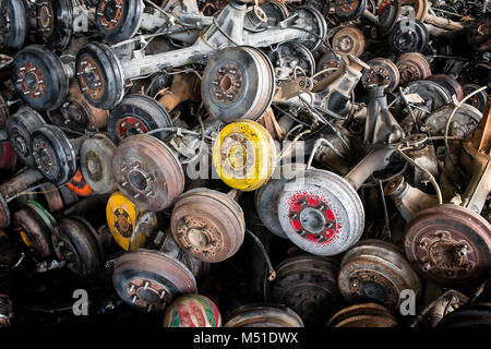 Verwendet und alte Auto Radsatzwelle im Papierkorb garage für Verkauf Foto mit niedriger Beleuchtung und Schatten. Stockfoto