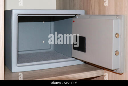 Kleine leere Hotelsafe mit offener Tür Stockfoto