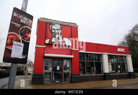 Ein geschlossenes Schild draußen ein KFC-Restaurant in der Nähe von Ashford, Kent, als Fast Food ist gezwungen worden, eine Reihe von Filialen zu schließen, nachdem eine neue Lieferung mit DHL im Huhn Engpässe im ganzen Land führte. Stockfoto