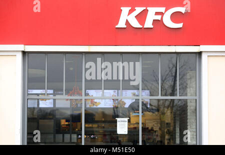 Ein geschlossenes Schild im Fenster eines KFC-Restaurant in der Nähe von Ashford, Kent, als Fast Food ist gezwungen worden, eine Reihe von Filialen zu schließen, nachdem eine neue Lieferung mit DHL im Huhn Engpässe im ganzen Land führte. Stockfoto