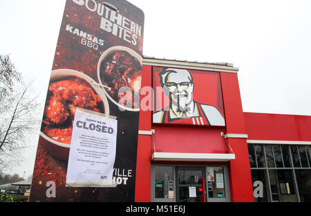 Ein geschlossenes Schild draußen ein KFC-Restaurant in der Nähe von Ashford, Kent, als Fast Food ist gezwungen worden, eine Reihe von Filialen zu schließen, nachdem eine neue Lieferung mit DHL im Huhn Engpässe im ganzen Land führte. Stockfoto