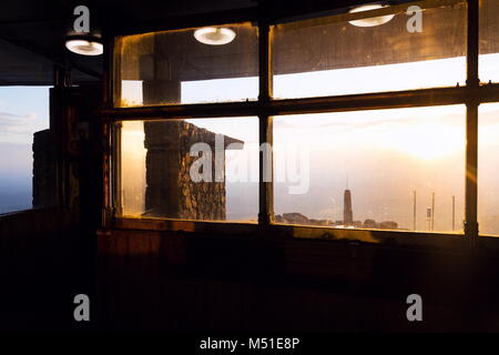 Romantischer Sonnenuntergang durch Berges Jested Bau, Liberec, Tschechische Republik Stockfoto