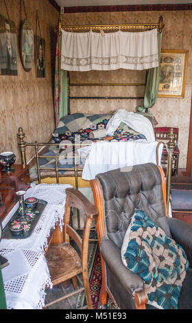 Ein Schlafzimmer im Beamish Museum, Stanley, England, Großbritannien Stockfoto