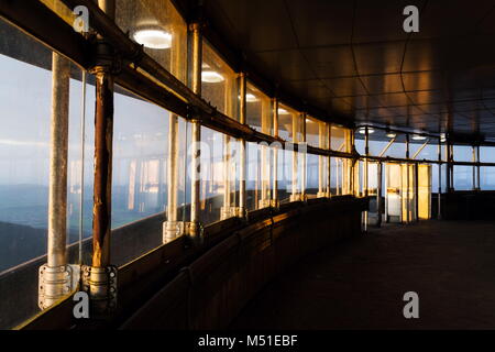 Romantischer Sonnenuntergang durch Berges Jested Bau, Liberec, Tschechische Republik Stockfoto