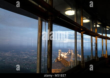 Romantischer Sonnenuntergang durch Berges Jested Bau, Liberec, Tschechische Republik Stockfoto