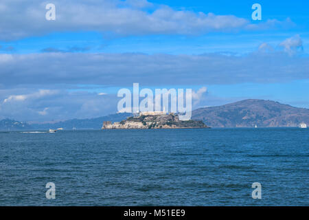 Blick über den Ozean zu Alcatraz der berühmten Gefängnis in den USA, San Francisco, Blick vom Festland Stockfoto