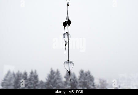 Schön transparentmaterial Herzen als Dekoration an einem Fenster im Vordergrund der weißen Tannen Stockfoto