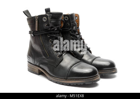 Ein Paar schwarze Lederstiefel isoliert auf weißem Hintergrund Stockfoto
