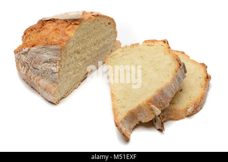 In Scheiben geschnitten Laib frisches Brot schneiden auf weißem Hintergrund Stockfoto