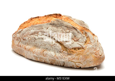 Laib frisches Brot schneiden auf weißem Hintergrund Stockfoto
