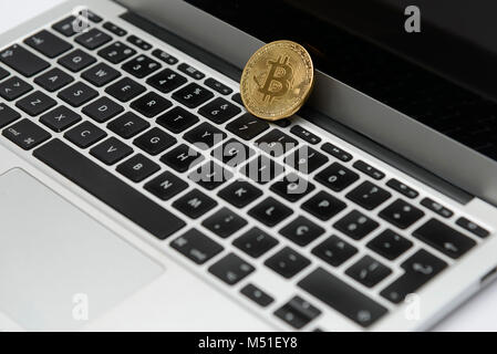 Bitcoin Token auf einem Laptop. Stockfoto