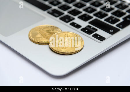 Bitcoin Tokens auf einem Laptop. Stockfoto