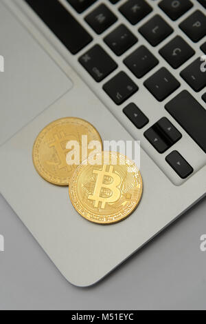 Bitcoin Tokens auf einem Laptop. Stockfoto