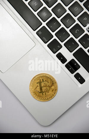 Bitcoin Token auf einem Laptop. Stockfoto