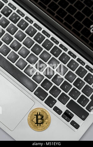 Bitcoin Token auf einem Laptop. Stockfoto