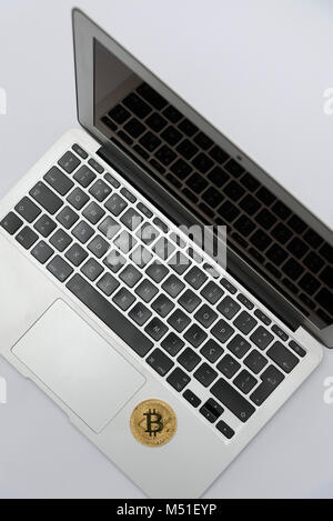 Bitcoin Token auf einem Laptop. Stockfoto