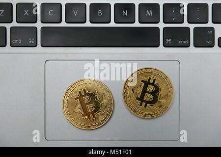 Bitcoin Tokens auf einem Laptop. Stockfoto