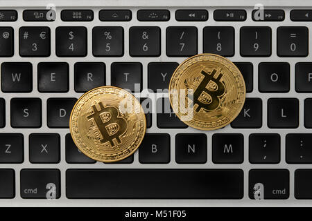 Bitcoin Tokens auf einem Laptop. Stockfoto