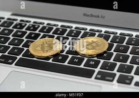 Bitcoin Tokens auf einem Laptop. Stockfoto