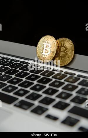 Bitcoin Tokens auf einem Laptop. Stockfoto