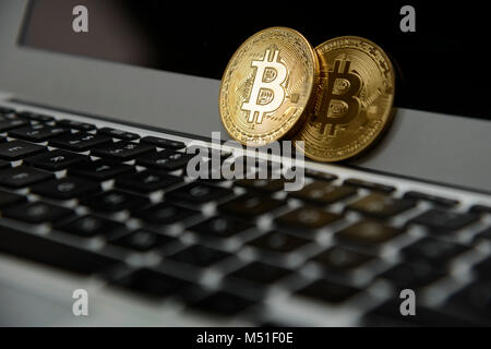 Bitcoin Tokens auf einem Laptop. Stockfoto