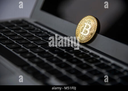 Bitcoin Token auf einem Laptop. Stockfoto