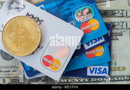 Bitcoin Token auf VISA und MasterCard Kreditkarten und US Dollar Banknoten Stockfoto