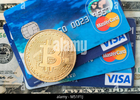 Bitcoin Token auf VISA und MasterCard Kreditkarten und US Dollar Banknoten Stockfoto