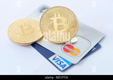 Bitcoin Tokens auf Kreditkarten VISA und MasterCard Stockfoto