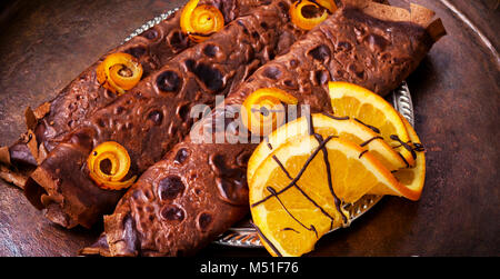 Pfannkuchen mit Orange kandierte Früchte auf retro Hintergrund Stockfoto