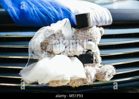 Traditionelle Hochzeit Schmuck. Teddybären mit Bändern Stockfoto