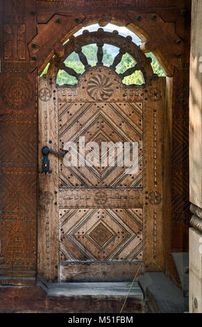 Geschnitzte hölzerne Tor am Bauernhof im Dorf von Mara, Maramures Region, Rumänien Stockfoto