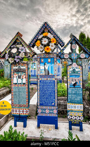 Geschnitzten Holztafeln mit Epitaphien am Kreuze auf Gräbern, fröhliche Friedhof (Cimitirul Vesel) in Sapanta, Maramures Region, Rumänien Stockfoto