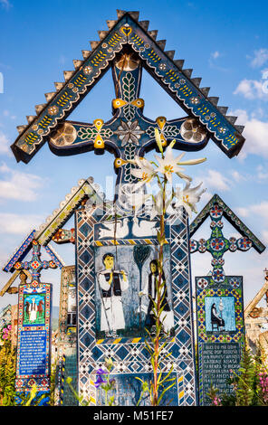 Geschnitzten Holztafeln mit Epitaphien am Kreuze auf Gräbern, fröhliche Friedhof (Cimitirul Vesel) in Sapanta, Maramures Region, Rumänien Stockfoto